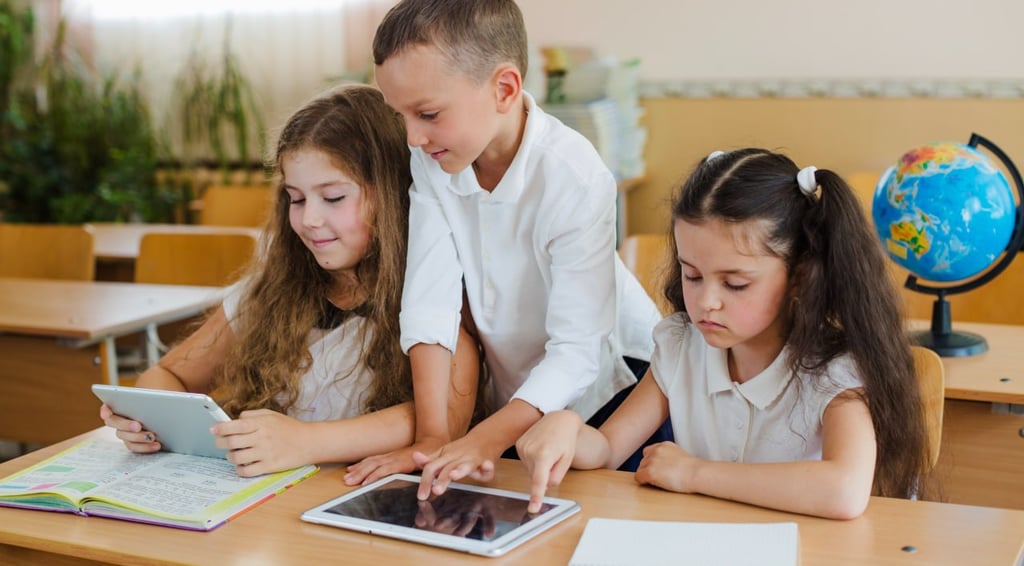 Aplikasi sekolah mendukung pembelajaran digital dan kolaboratif.