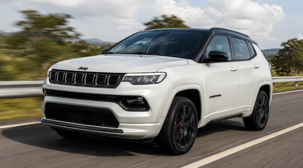 Jeep Compass branco em movimento na rodovia