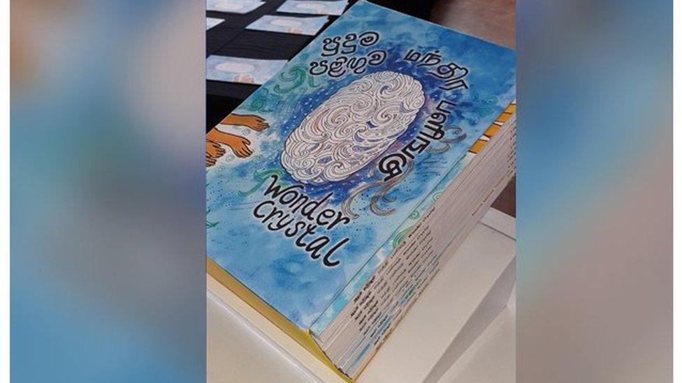foto do livro "Wonder Crystal" da escritora cingalesa Sybil Wettasinghe