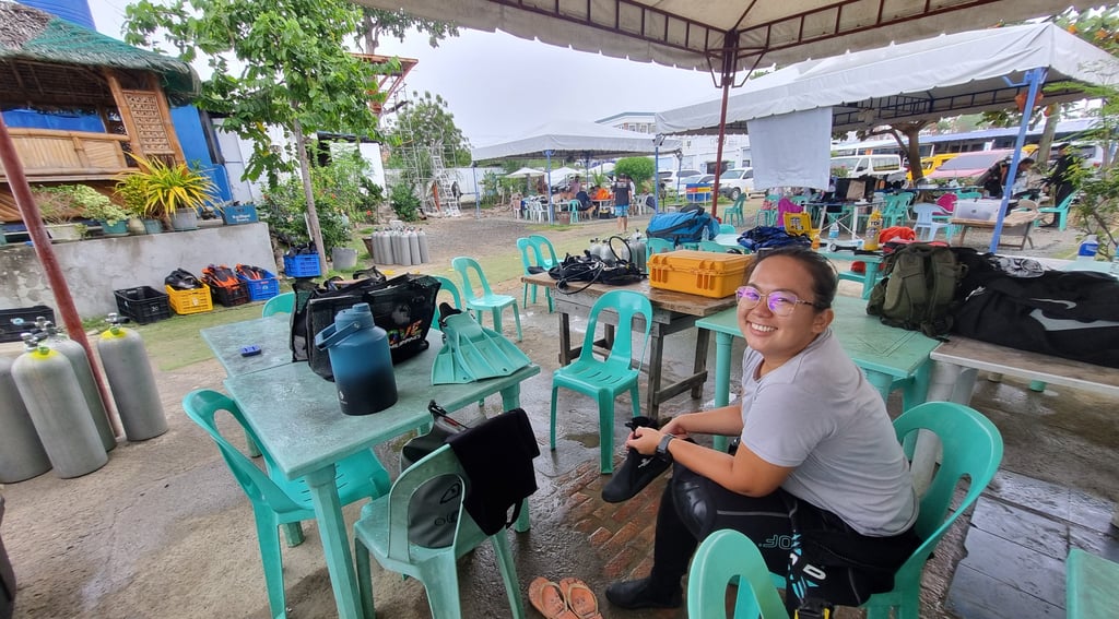 sugbudiver getting ready to dive in Kontiki