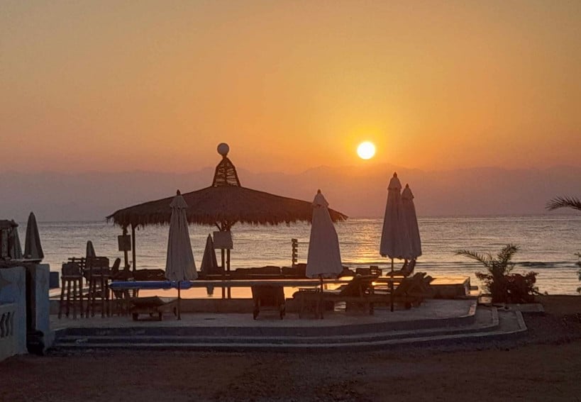 エジプトの海が見えるプールからの日の出の眺め