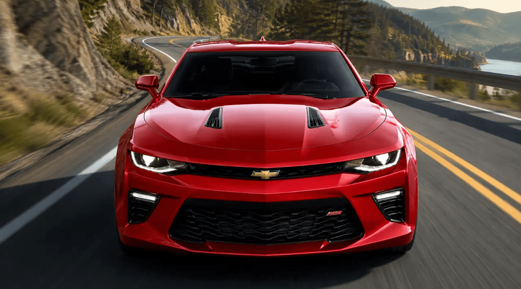 Camaro vermelho V8 em rodovia panorâmica durante possível retorno da Chevrolet