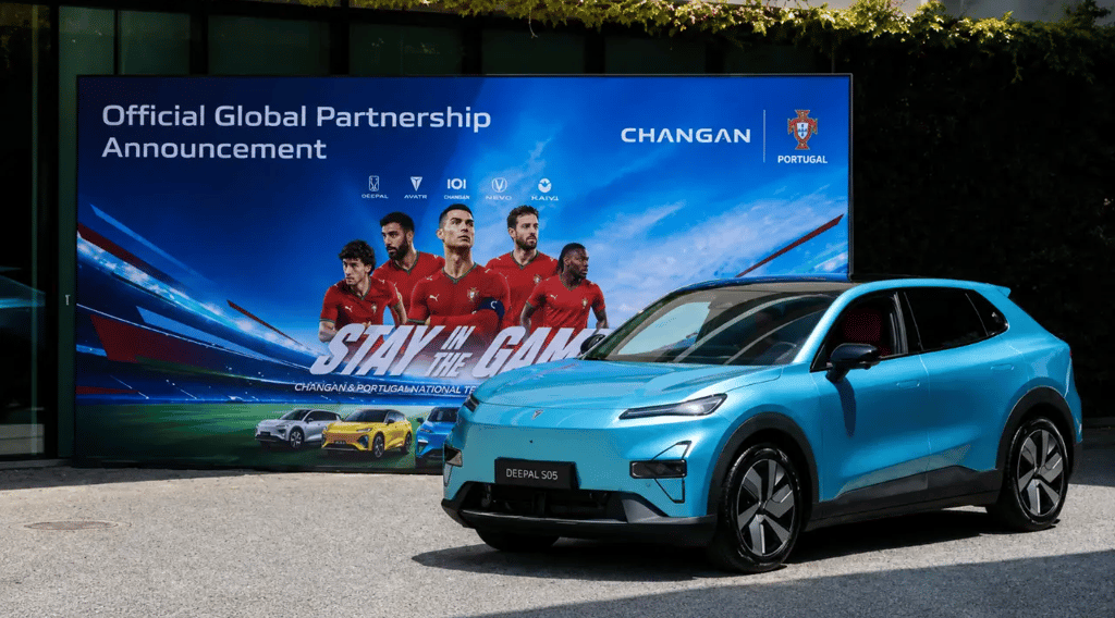 Carro da Deepal em ação promocional da Changan com a seleção de Portugal