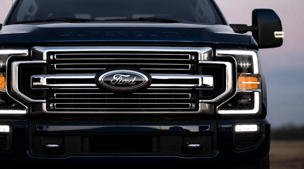 Frente da Ford Super Duty destacando grade cromada e iluminação em LED