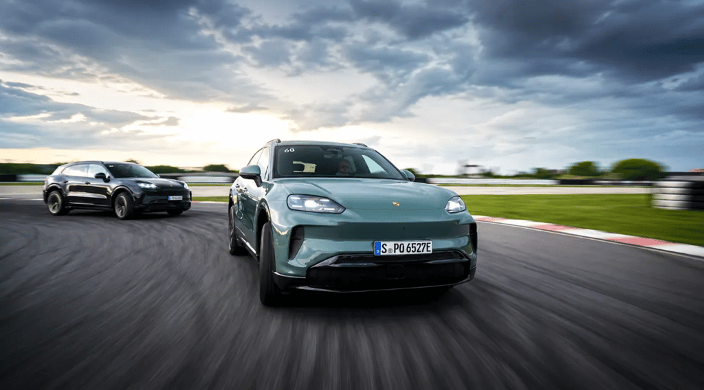 Novo Porsche Cayenne elétrico em alta velocidade durante teste em pista