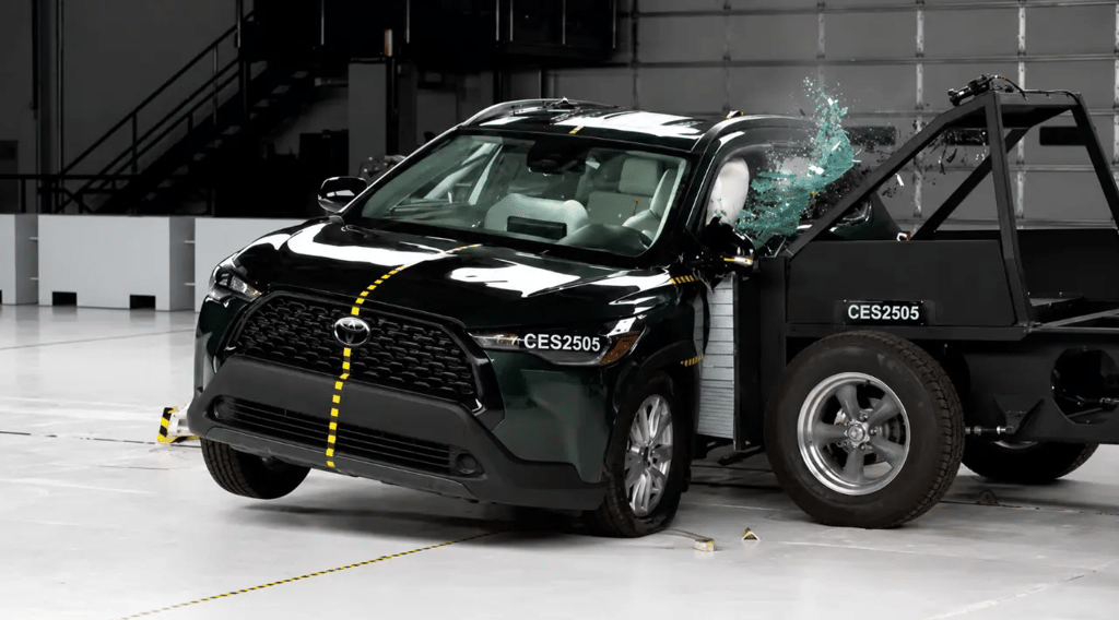 Corolla Cross em teste de segurança contra impacto lateral do IIHS entre SUVs médios.