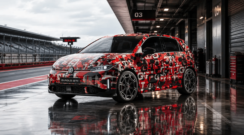 VW ID.Polo GTI elétrico em box estilo Fórmula 1 com piso brilhante