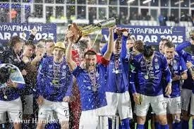 Spieler von KÍ Klaksvík jubeln mit Pokal nach Titelgewinn – emotionale Siegesfeier auf den Färöer-Inseln
