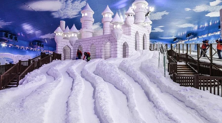 Castelo de neve com escorregadores no parque Snowland em Gramado, cenário mágico com atividades