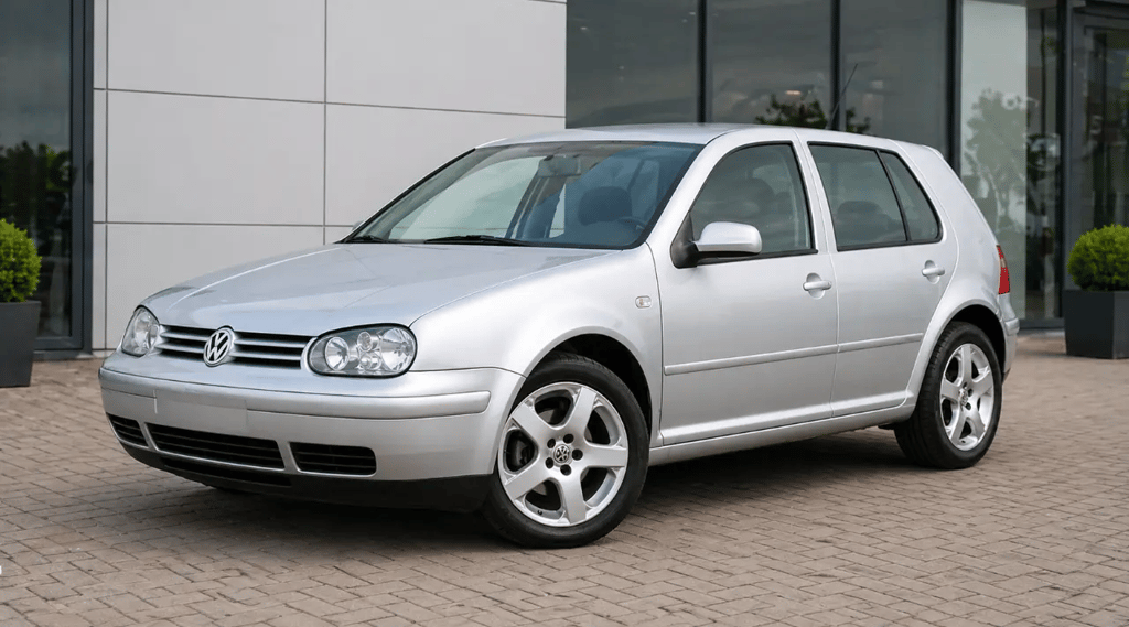 Golf Mk9 inspirado no Golf Sapão em showroom externo vista frontal