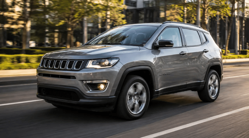 Jeep Compass 2017 cinza em movimento por uma via urbana