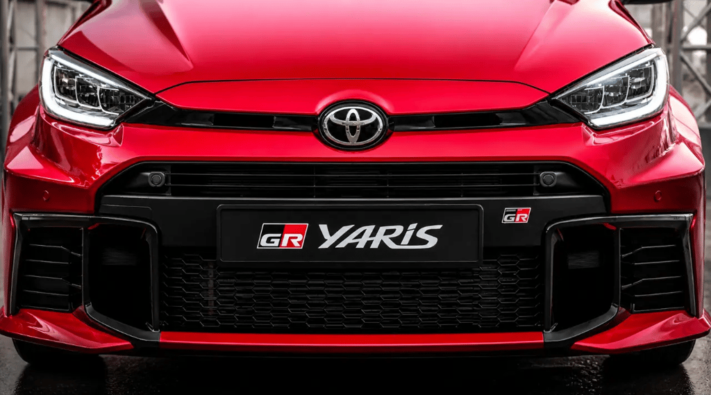 Toyota GR Yaris frontal vermelho com motor 1.6 turbo de 300 cv destaque esportivo