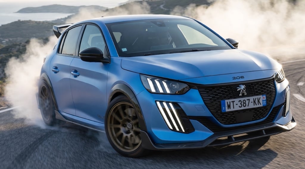 Peugeot 208 Rally Urban fazendo drift com fumaça dos pneus em estrada de montanha