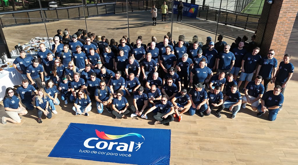 imagem feita em drone de equipe da empresa Coral