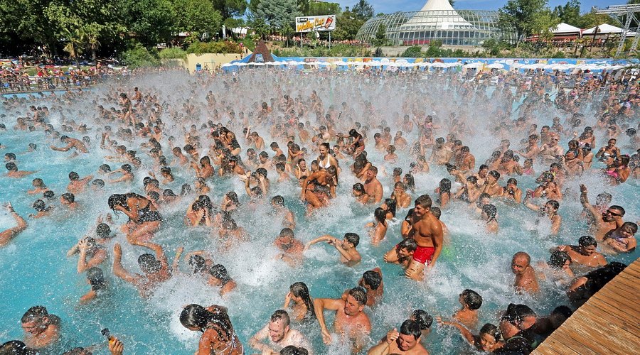 Piscina a Onde acquafan Riccione, giochi d'acqua, parco divertimenti provincia di Rimini