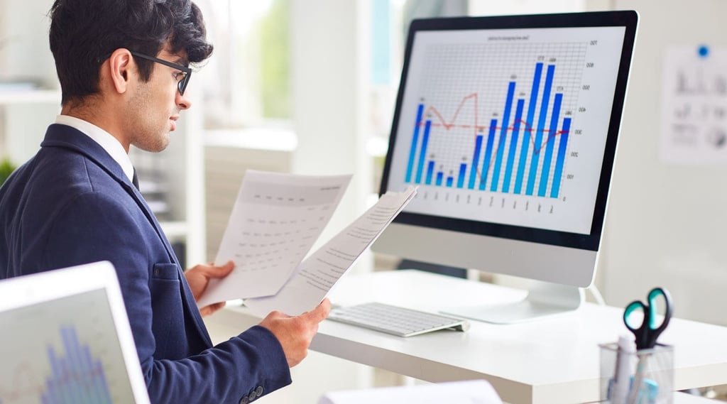 imagem ilustrando um jovem analisando suas aplicações e investimentos