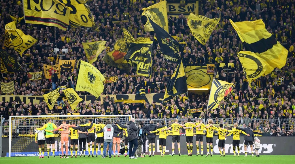 Südtribüne des Signal Iduna Parks, bekannt als Gelbe Wand, mit stehenden Fans und Fahnen