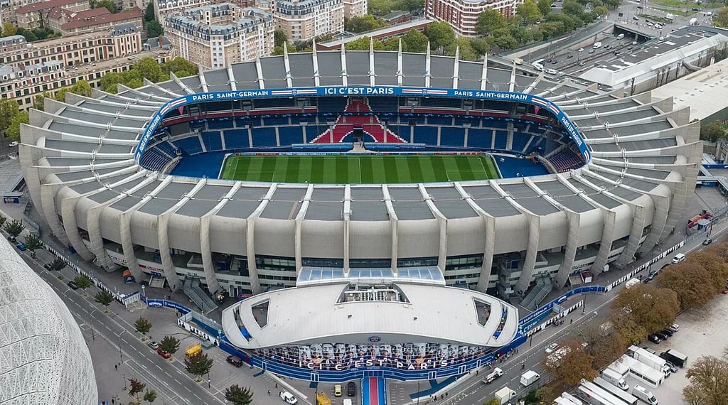 Luftaufnahme des Parc des Princes in Paris: ovales Fußballstadion