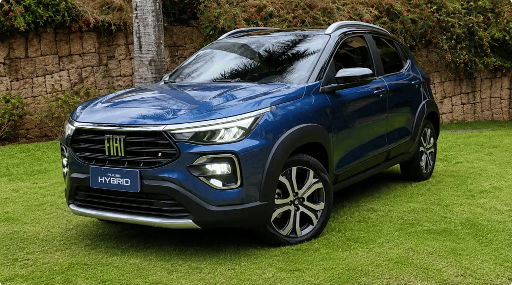 Fiat Pulse Audace Hybrid azul em vista frontal 3/4 com faróis acesos.