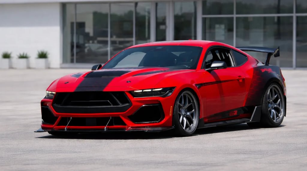 Mustang Dark Horse vermelho em showroom externo neutro com design esportivo e visual agressivo
