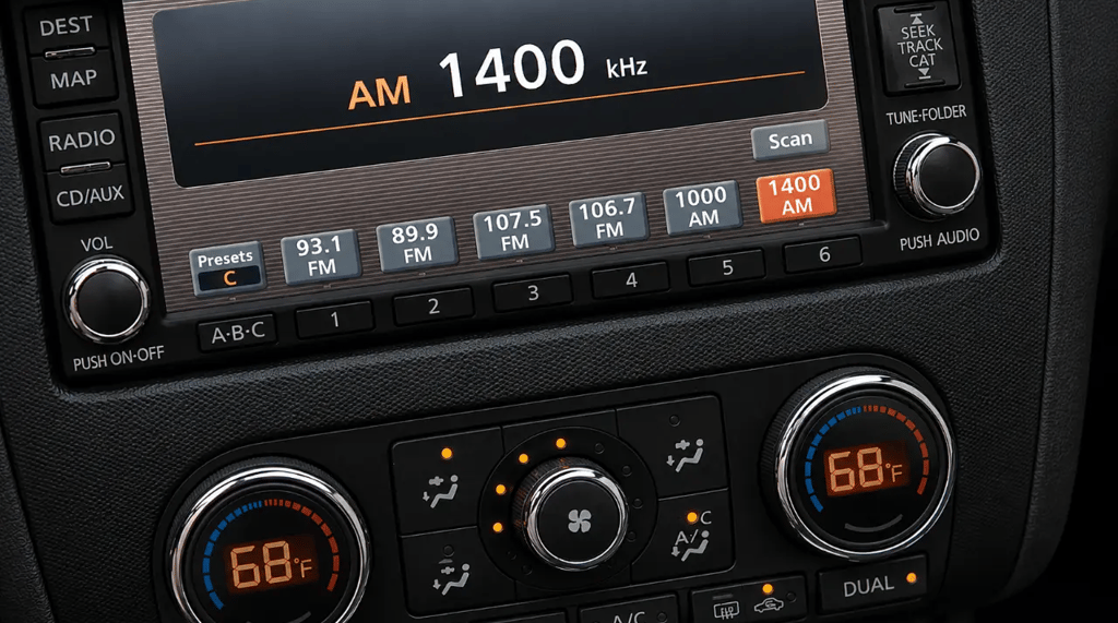 Rádio AM 1400 exibido no painel de um carro com central multimídia.