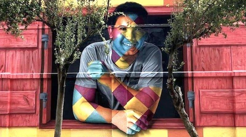 Mural colorido de Eduardo Kobra retratando uma pessoa com o rosto e braços cobertos por padrões