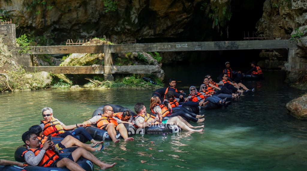 Petualangan seru menyusuri sungai bawah tanah di Goa Pindul