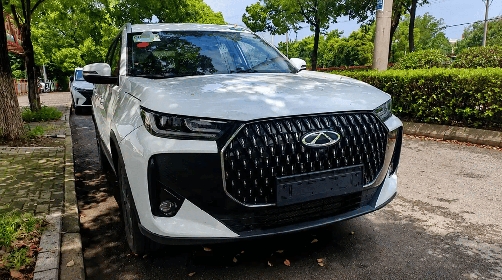 Novo Chery Tiggo 7 HEV flagrado na China com visual frontal e sistema híbrido inédito.