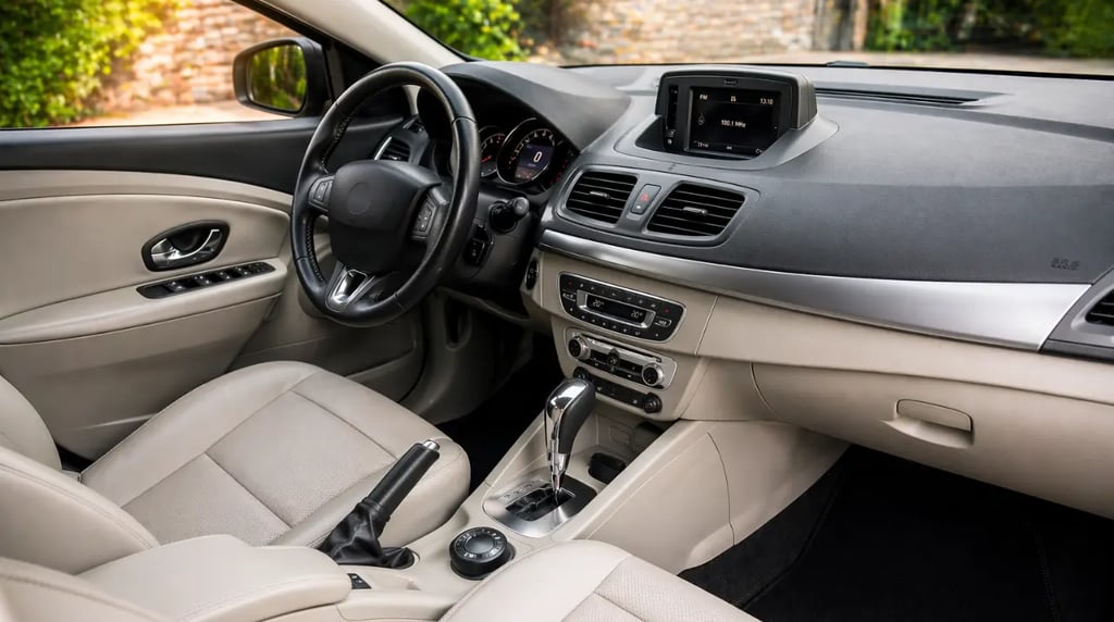 Interior completo do Fluence 2016 com acabamento premium e painel moderno