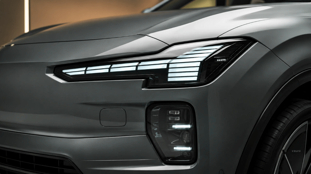 Farol com design Martelo de Thor em carro elétrico da Volvo
