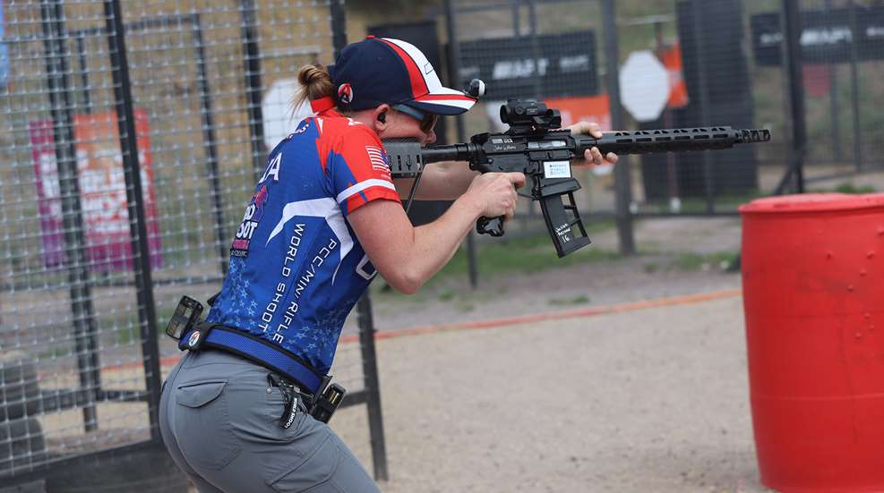 Jalise Williams des US PCC Teams schießt mit ihrer Mean Arms Bearing Dealyed Maul