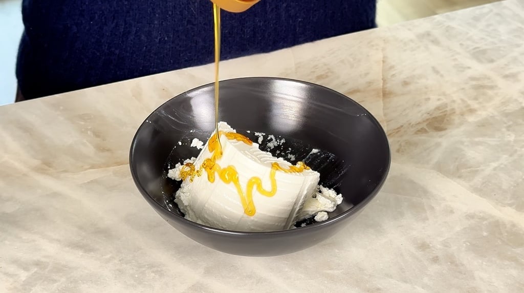 Prepara la crema di ricotta per la bruschetta dolce
