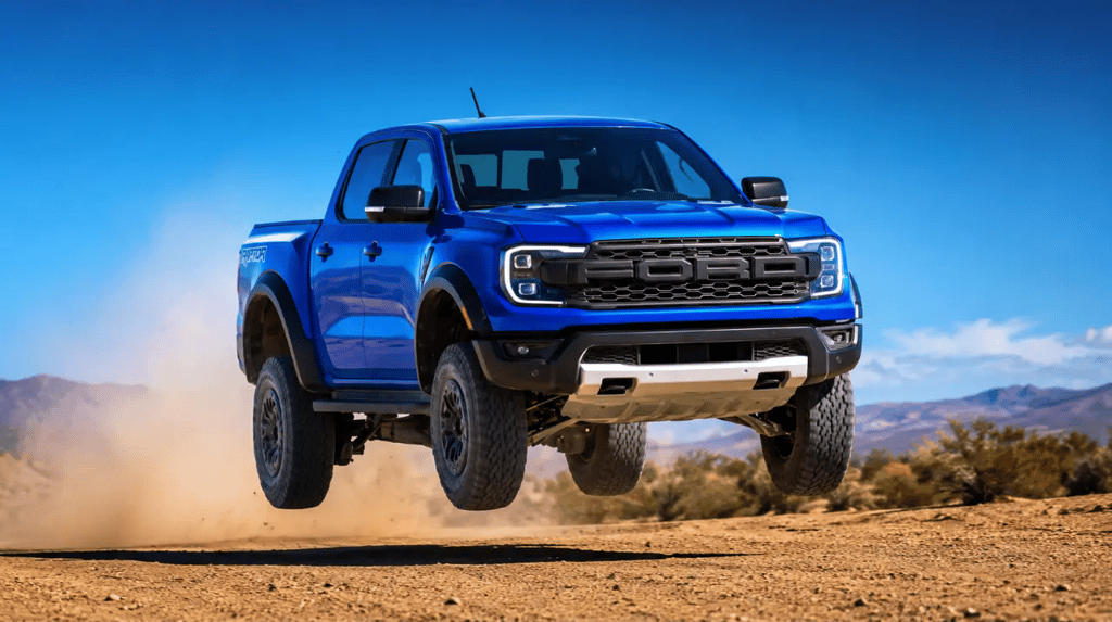 Ford Ranger Raptor azul metálica salta em trilha off-road no deserto