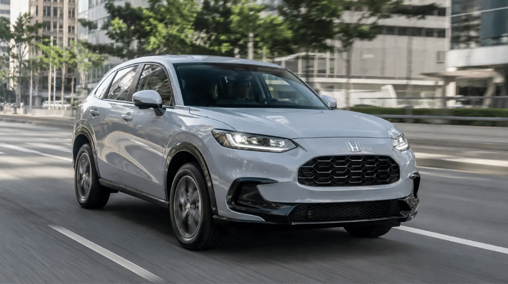 Honda ZR-V Touring prata em movimento em avenida urbana