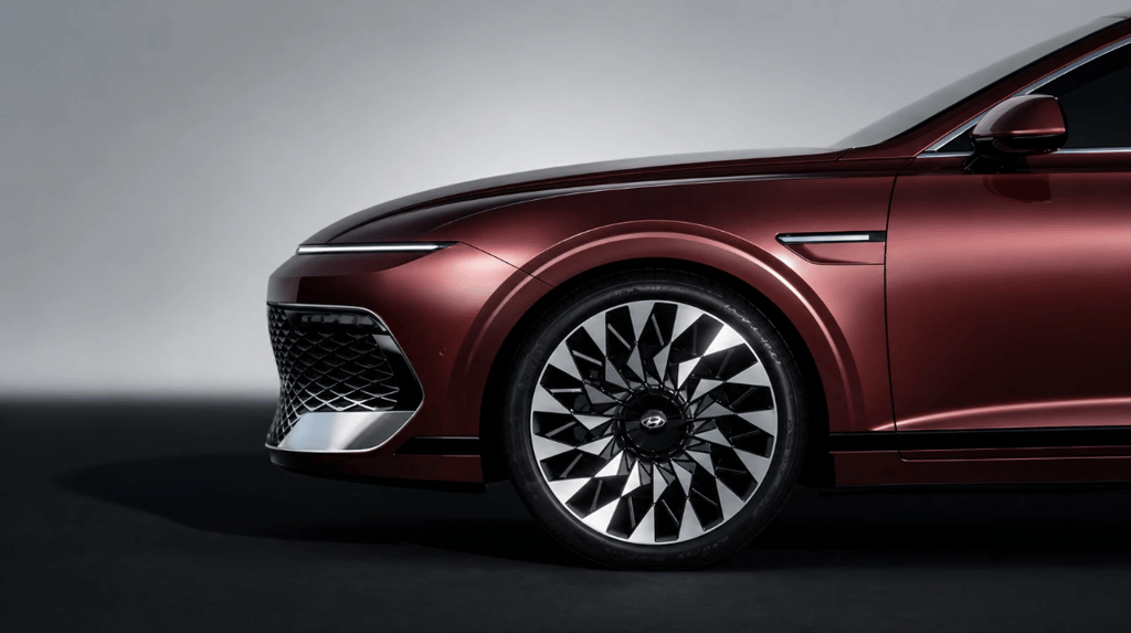 Hyundai Grandeur 2027 com roda geométrica e detalhe lateral elegante em destaque