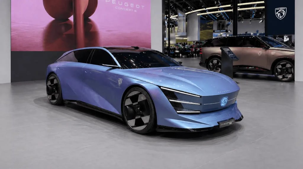 Peugeot Concept 6 em exposição destacando sedã elétrico futurista com design aerodinâmico