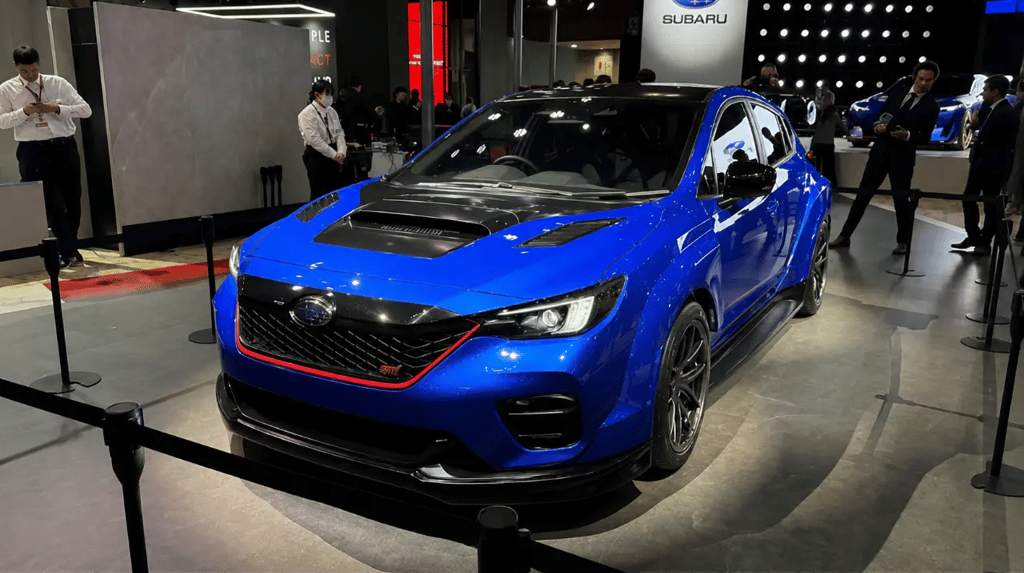 Subaru Performance-B STI Concept azul exibido durante salão automotivo no Japão