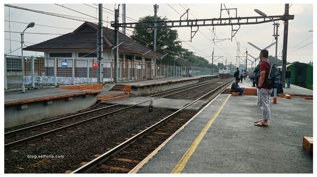 Pagi – pagi sekitar jam 7 bersiap naik kereta dari St Sudimara menuju tanah abang