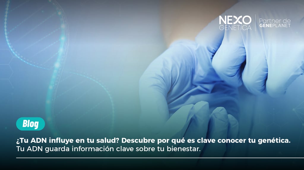 imagen de unas manos con guantes médicos que describen como la genética puede influir en la salud de una persona