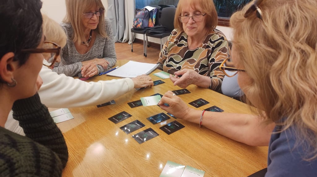 Coordinadora de un geriátrico actualizando el calendario de actividades cognitivas junto a una resid