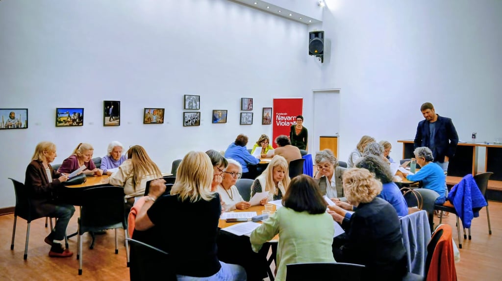 Profesional coordinando una actividad de estimulación cognitiva grupal con personas mayores en un ge