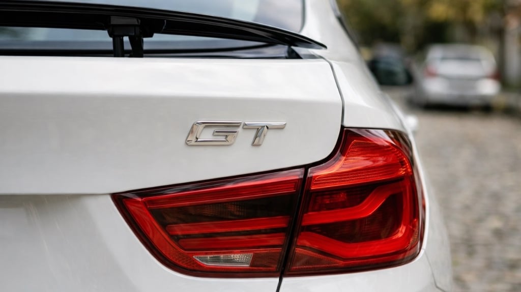 BMW 320i GT com aerofólio ativo e detalhe da lanterna traseira