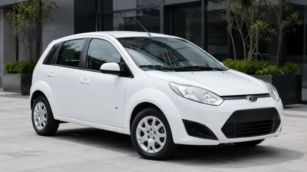 Ford Fiesta Rocam 1.6 branco estacionado em frente a showroom urbano moderno