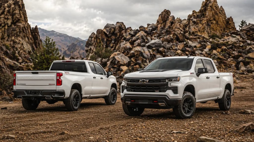Chevrolet Silverado Trail Boss 2026 com motor V8 em cenário off-road rochoso