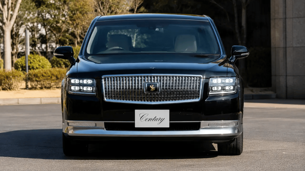 Toyota Century V12 preto visto de frente com grade cromada e visual luxuoso