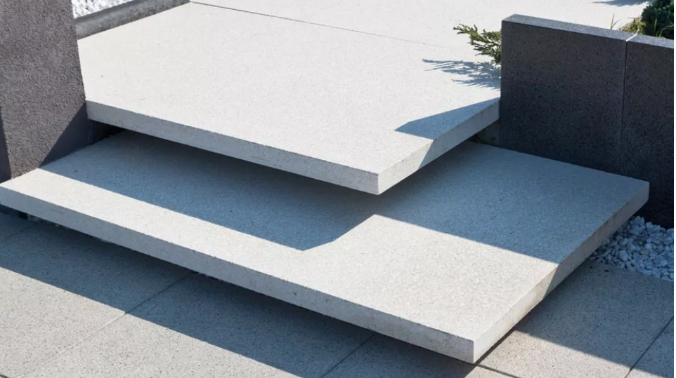 Betoninės modernios kabančios laiptų plokštės