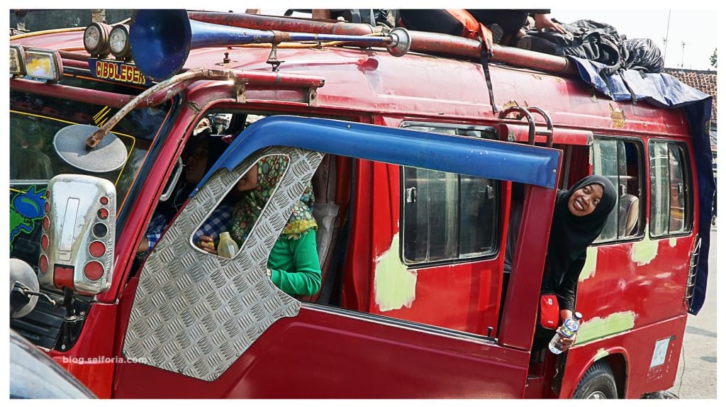 naik minibus yang super extreme nih