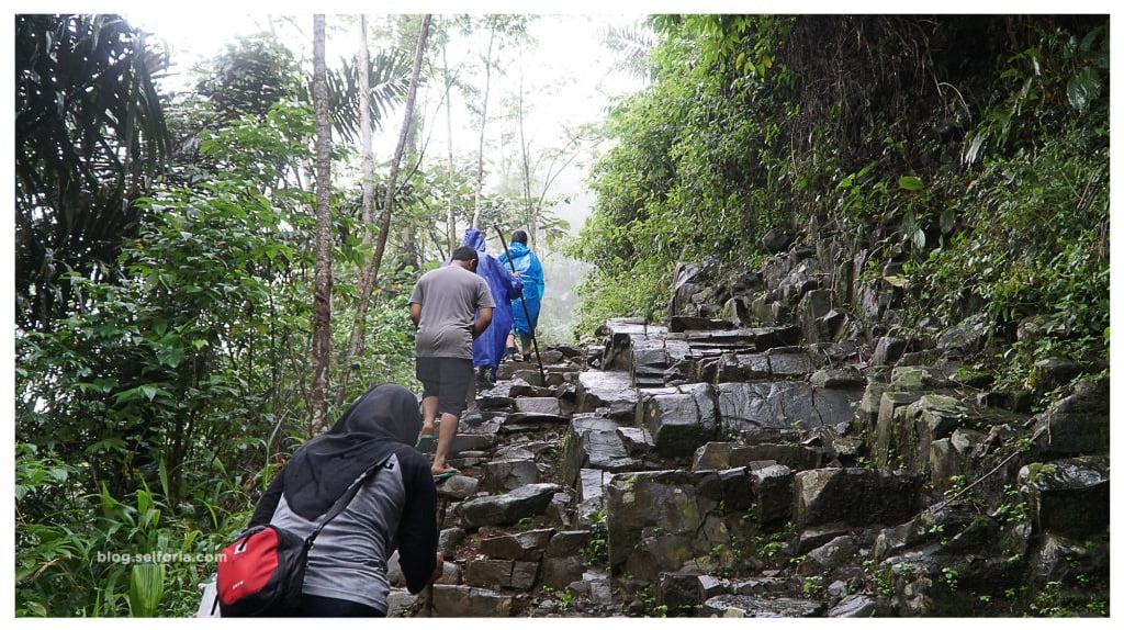 perjalanan melalui batu batu tajam