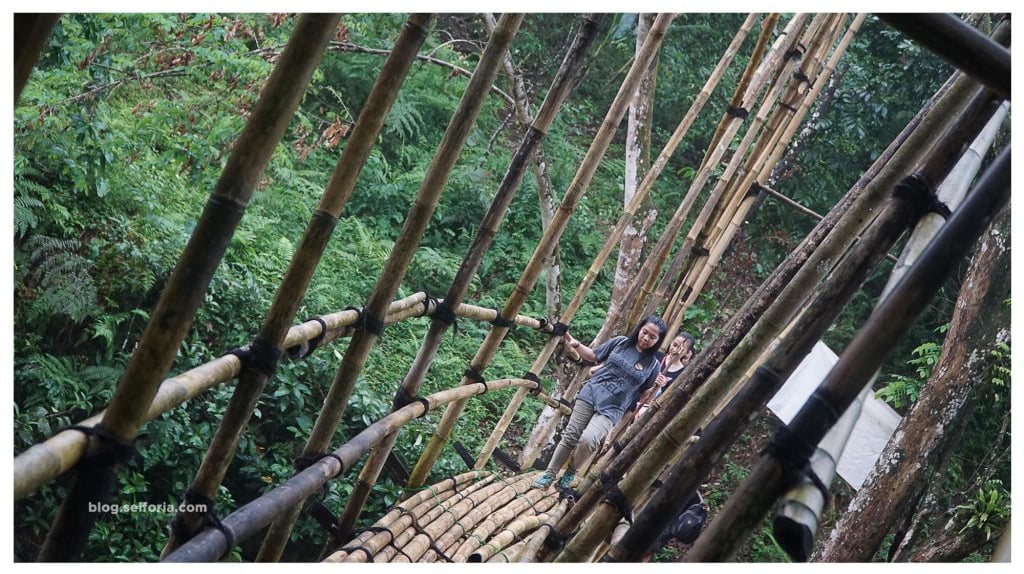 melewati jembatan bambu