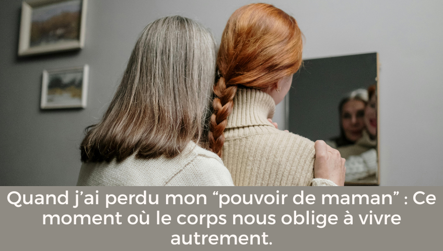 une maman et sa fille qui se regardent dans un miroir